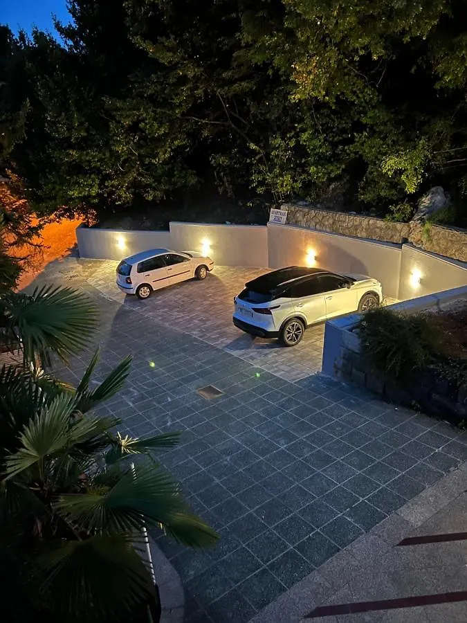 Apartments Kiki أوباتيا